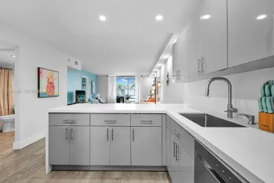400 SE 10th St #303, Deerfield Beach: photo 1 of 34