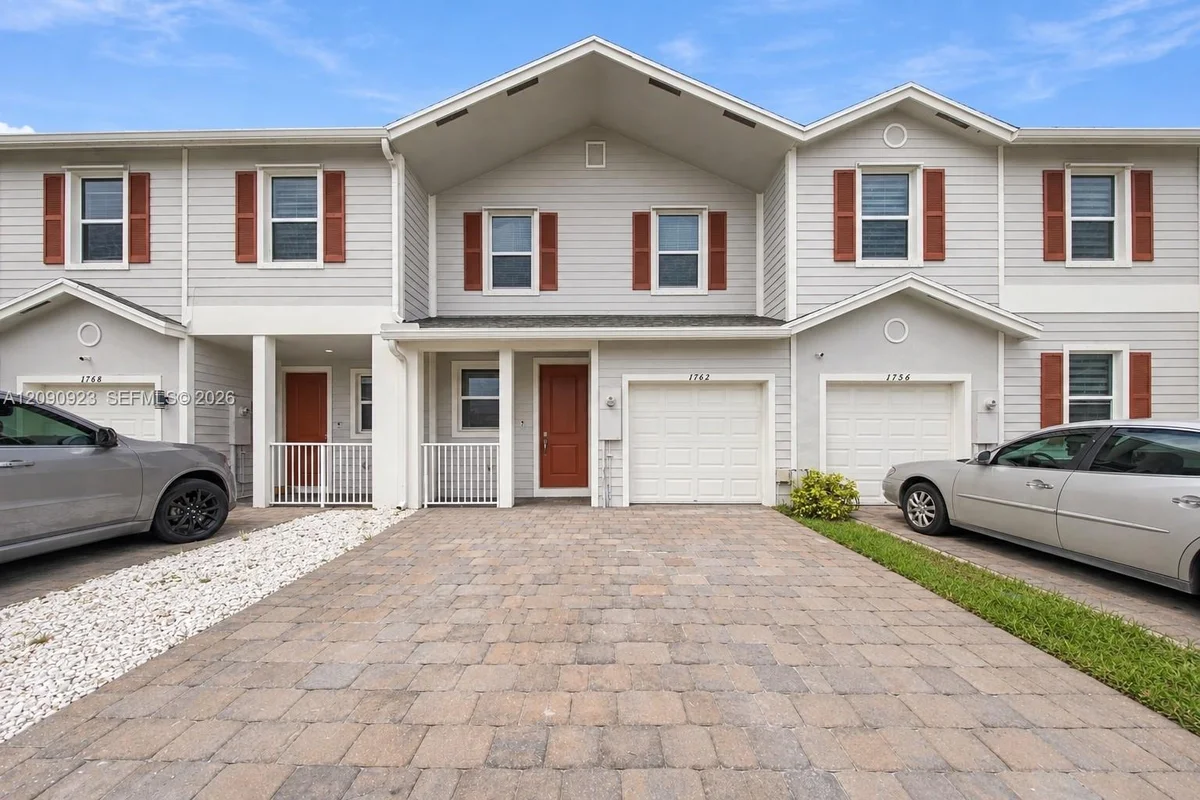 1762 SE 9th Ave, Homestead: photo 1 of 15