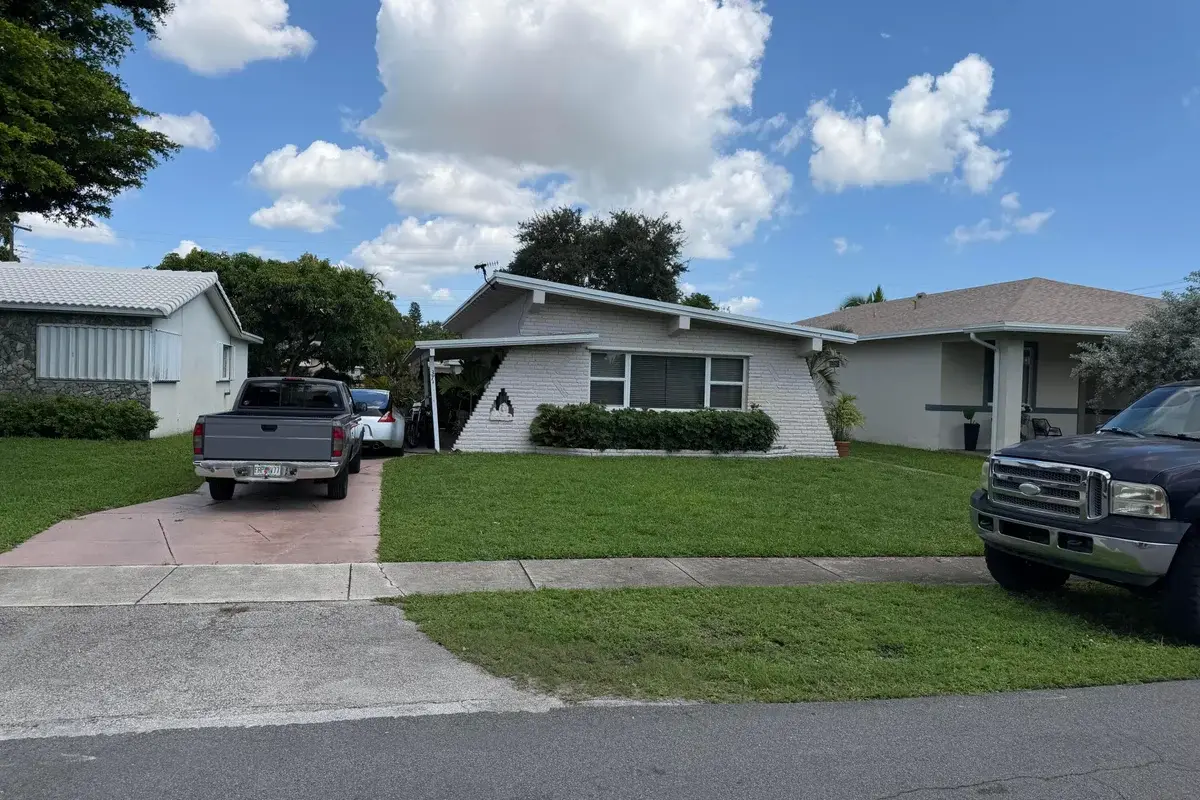 37 SE 14th St #12, Dania Beach: photo 1 of 38