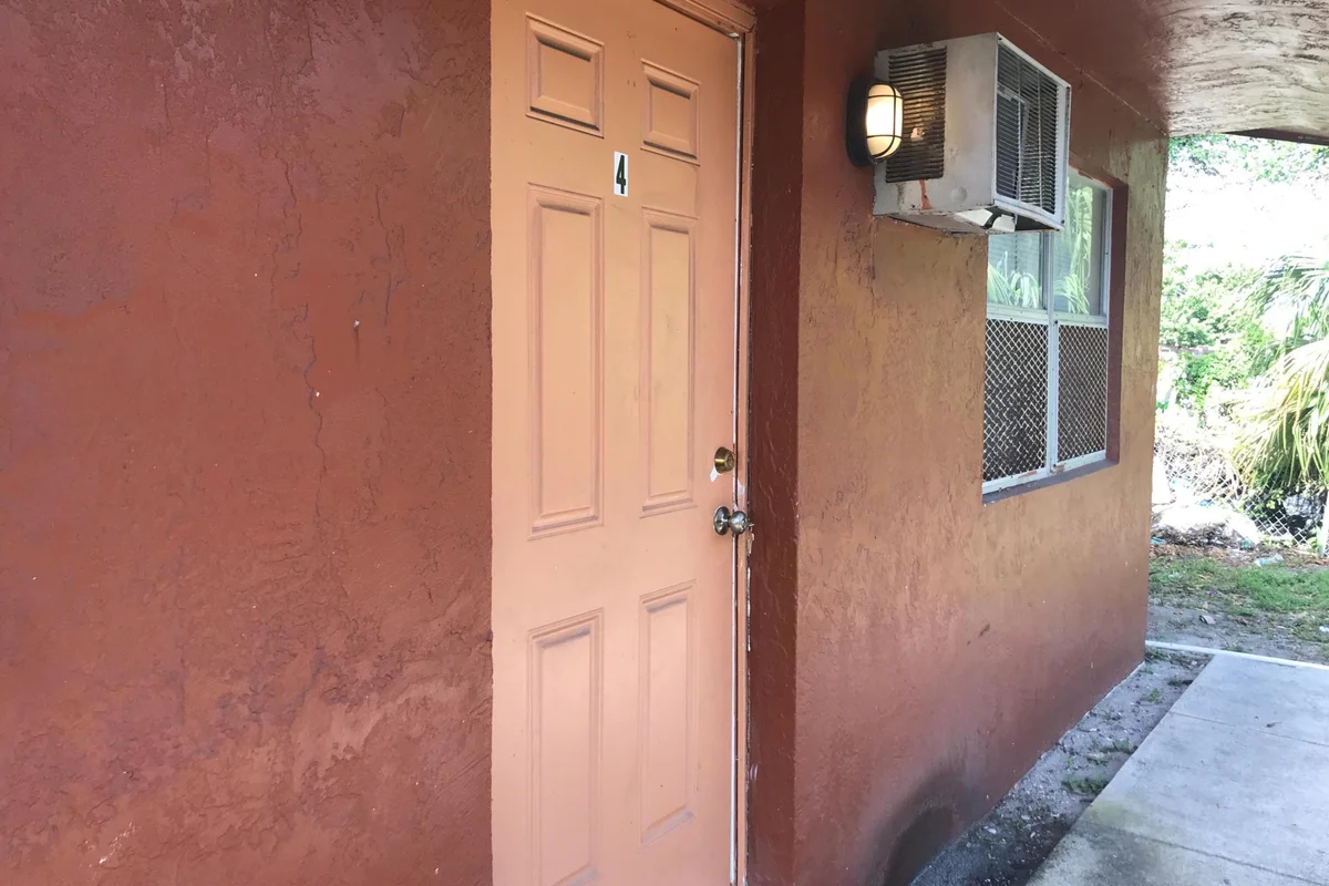 827 NW 10th Ter, Fort Lauderdale: photo 1 of 14