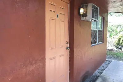 827 NW 10th Ter, Fort Lauderdale: photo 1 of 14