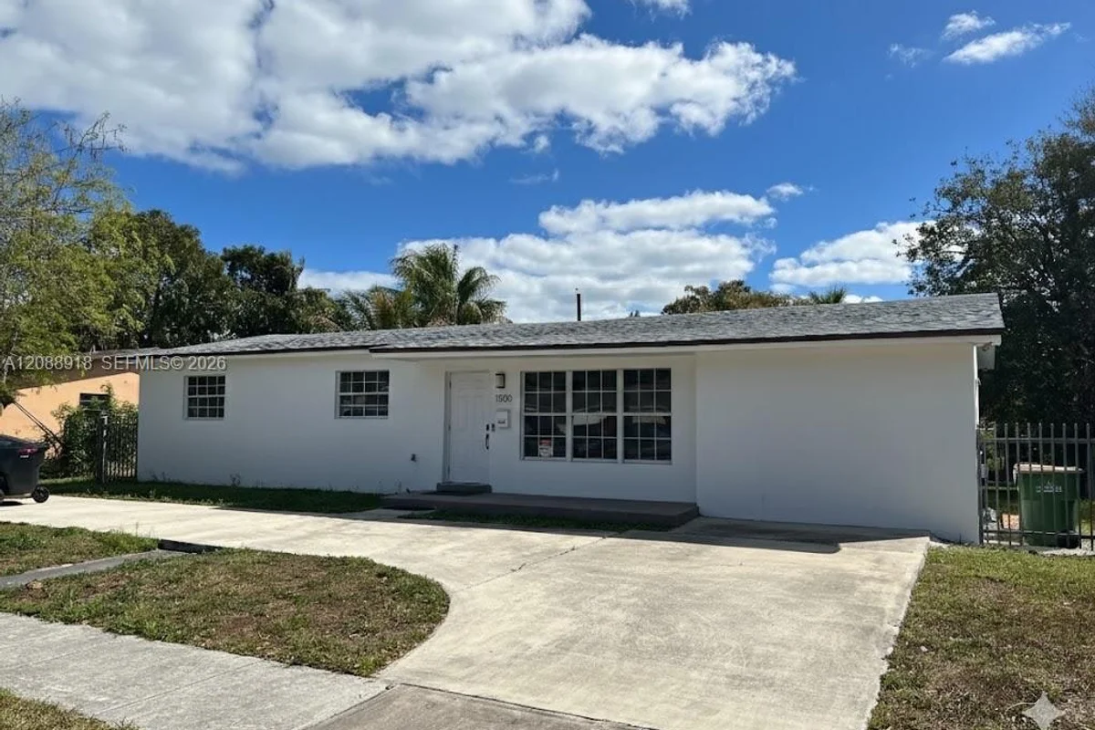 1500 NE 137th St, North Miami: photo 1 of 11