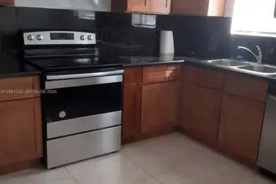 2200 Taylor St #101, Hollywood: photo 1 of 5