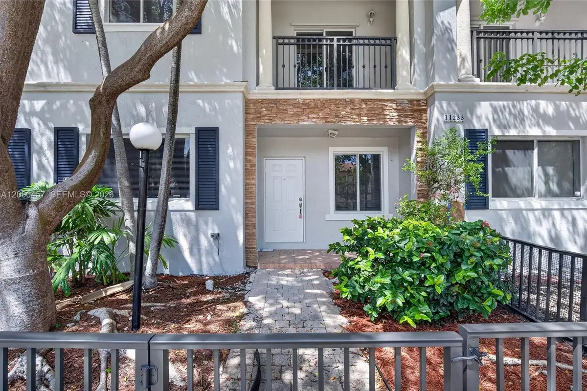 11233 SW 231st Ln, Miami: photo 1 of 33