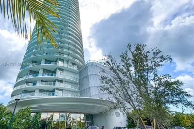 2411 Laguna Cir #903, North Miami: photo 1 of 60