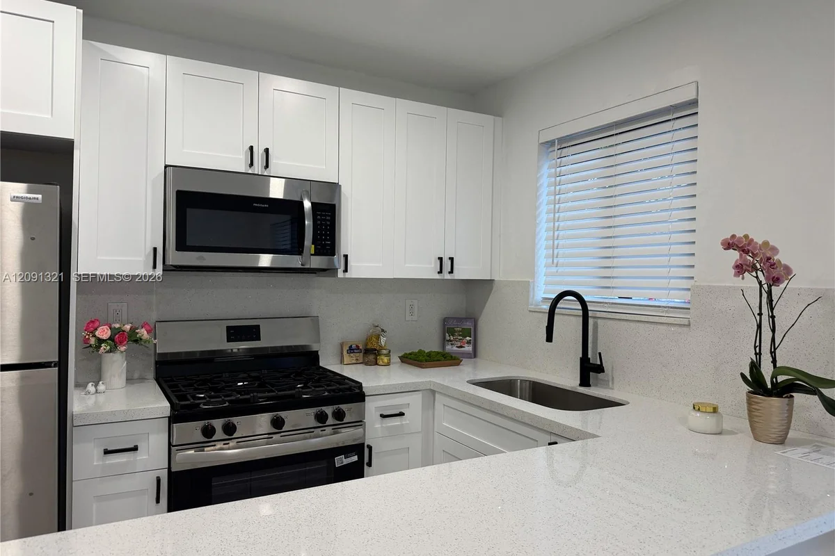 1901 NW 30th St #2, Miami: photo 1 of 13