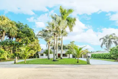 2024 Palmetto Rd, West Palm Beach: photo 1 of 61