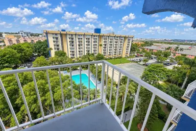 4550 NW 9th St #901E, Miami: photo 1 of 28
