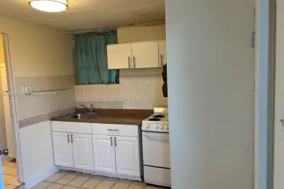 280 NW 104th Ter, Miami: photo 1 of 5