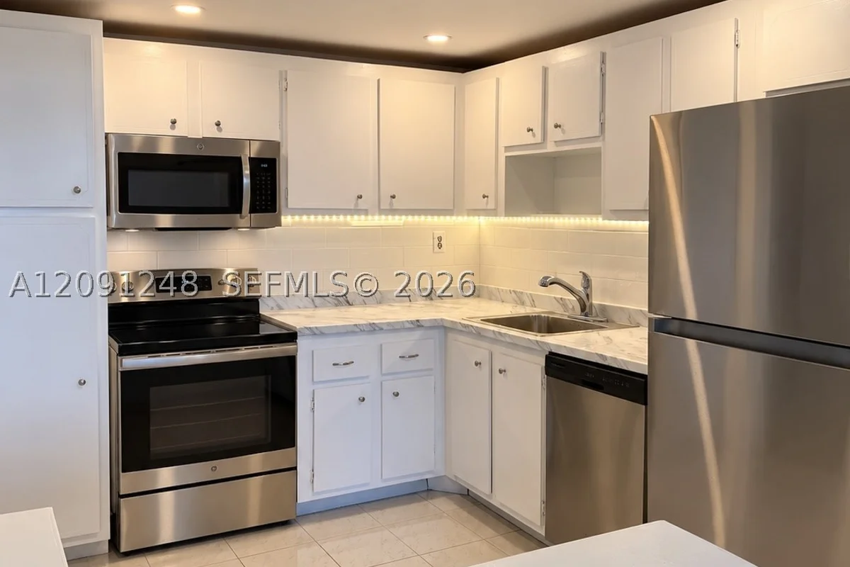 2761 Taft St #212, Hollywood: photo 1 of 26