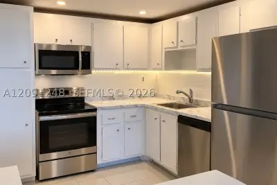 2761 Taft St #212, Hollywood: photo 1 of 26