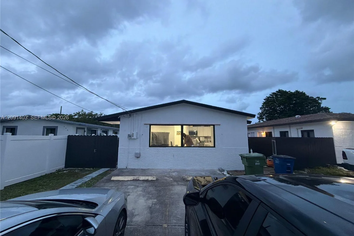 504 NW 7th Ct, Hallandale Beach: photo 1 of 9