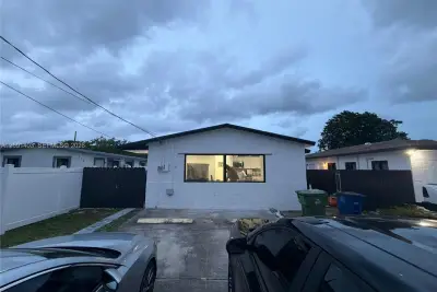 504 NW 7th Ct, Hallandale Beach: photo 1 of 9