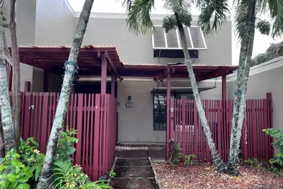 11010 Clubhouse Rd, Pembroke Pines: photo 1 of 37