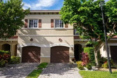 331 NE 47th Pl, Deerfield Beach: photo 1 of 38