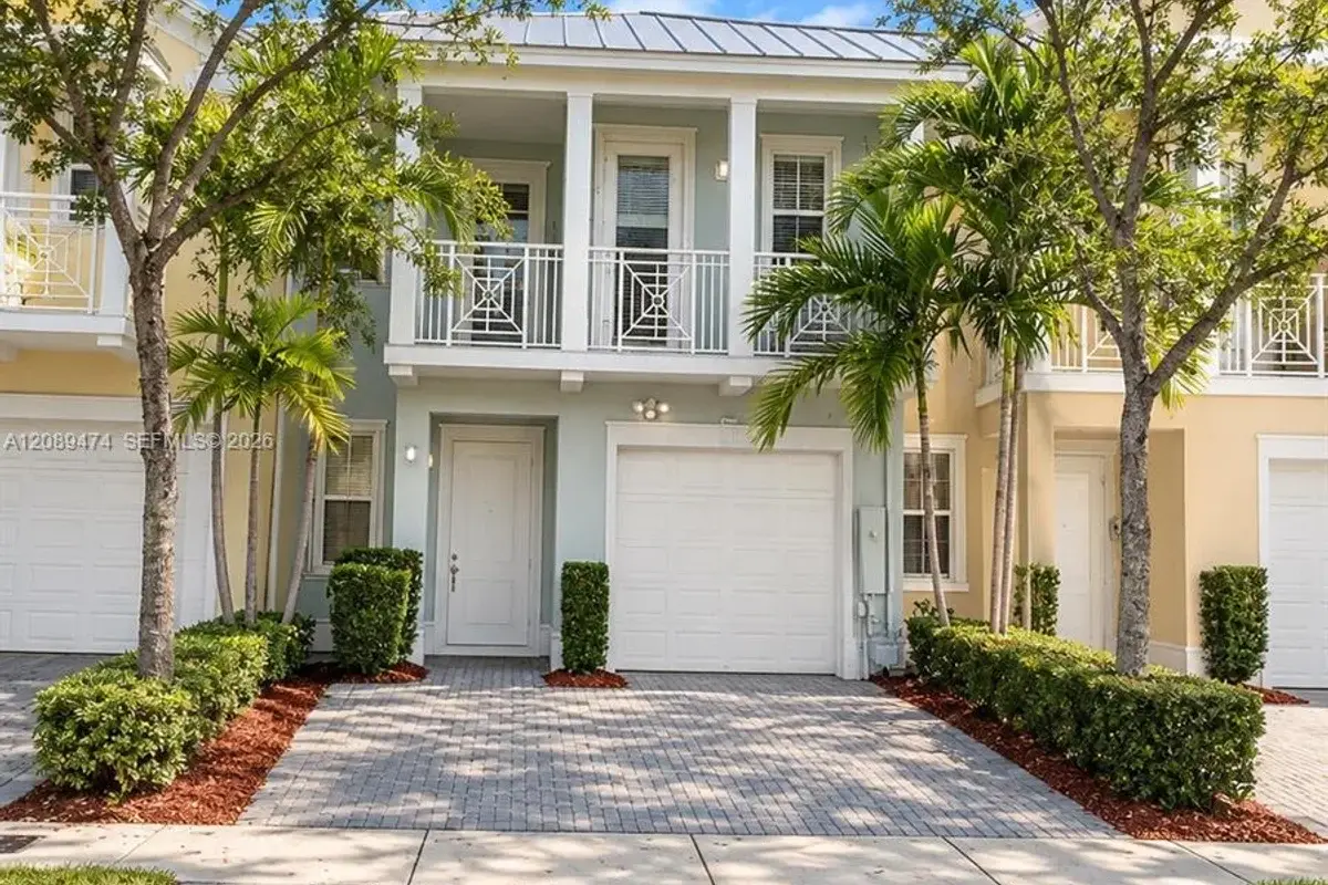 7439 NW 107th Path, Doral: photo 1 of 6