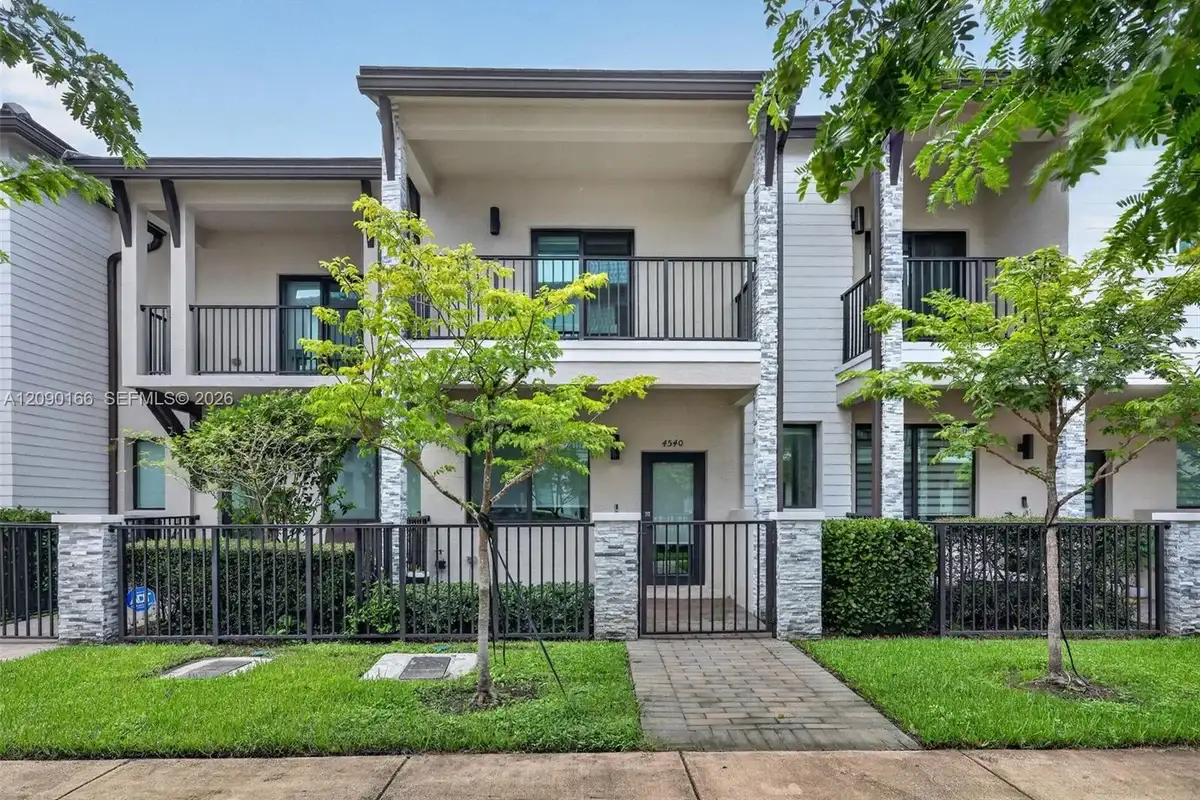 4540 NW 83rd Path, Doral: photo 1 of 61