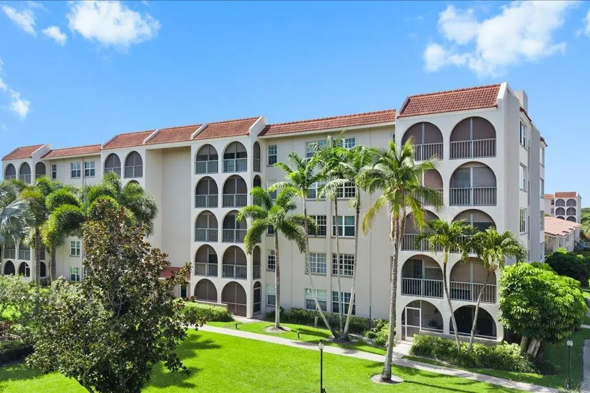 250 NE 20th St, Boca Raton: photo 1 of 36