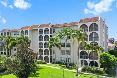 250 NE 20th St, Boca Raton: photo 1 of 36