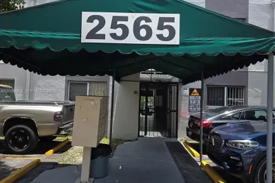 2565 W 56th St #206, Hialeah: photo 1 of 14