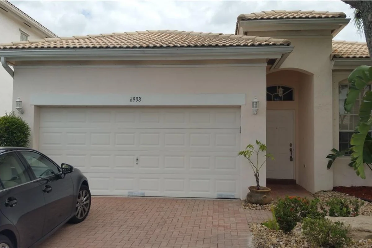 6908 NW 33rd St, Margate: photo 1 of 10