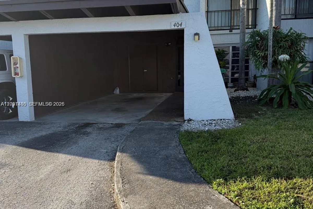 Townhouse in Miami: photo 1 of 25