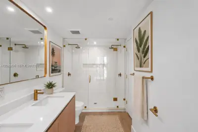90 NE 32 #714, Miami: photo 1 of 24
