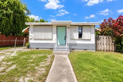 526 NW 44th Ave, Miami: photo 1 of 44