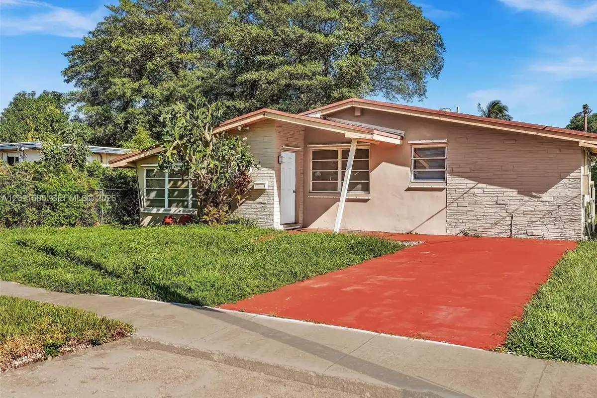 365 NE 171st Ter, North Miami Beach: photo 1 of 30