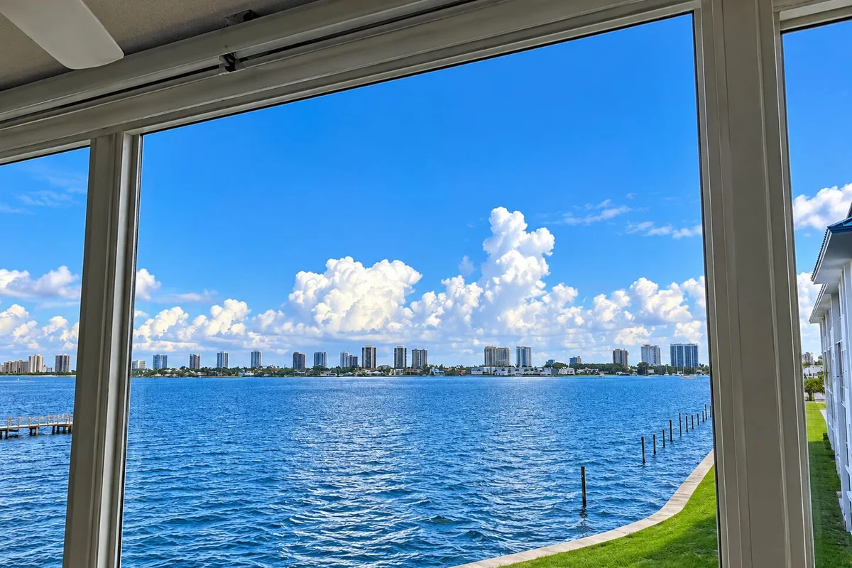 2936 Lake Shore Dr #309, Riviera Beach: photo 1 of 10