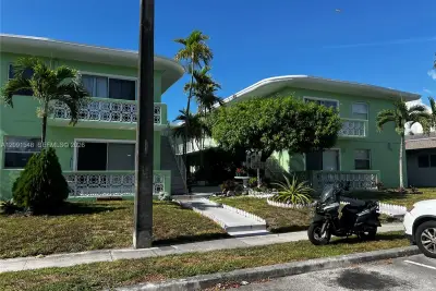 2072 NE 169th St #8, North Miami Beach: photo 1 of 15