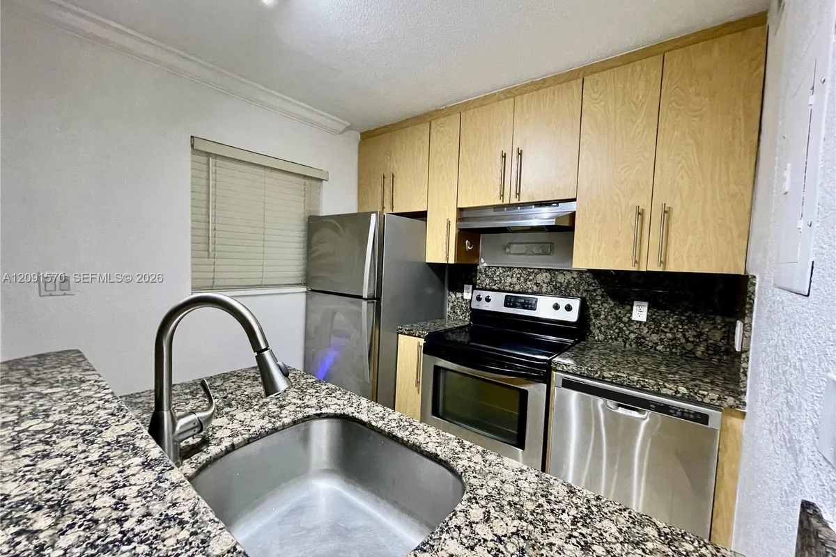 811 NE 14th Pl #4, Fort Lauderdale: photo 1 of 9