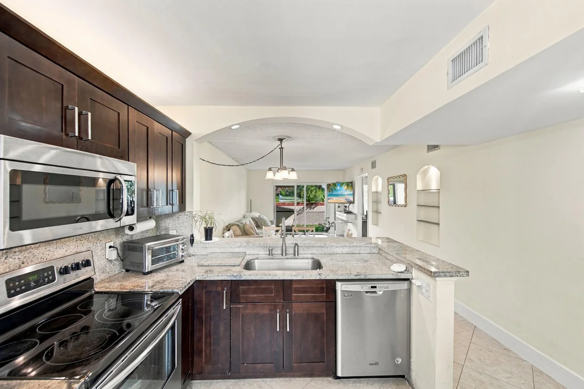 6585 Somerset Dr #102, Boca Raton: photo 1 of 28