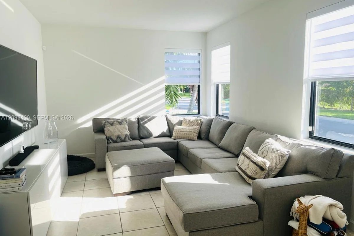 560 NE 206th Ln, Miami: photo 1 of 21