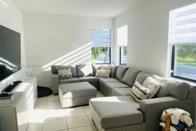 560 NE 206th Ln, Miami: photo 1 of 21