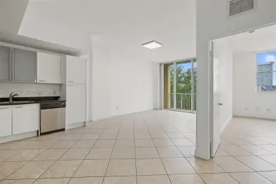 1350 NW 8th Ct #A4, Miami: photo 1 of 23