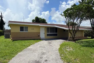 2530 NW 26th Ct, Oakland Park: photo 1 of 29