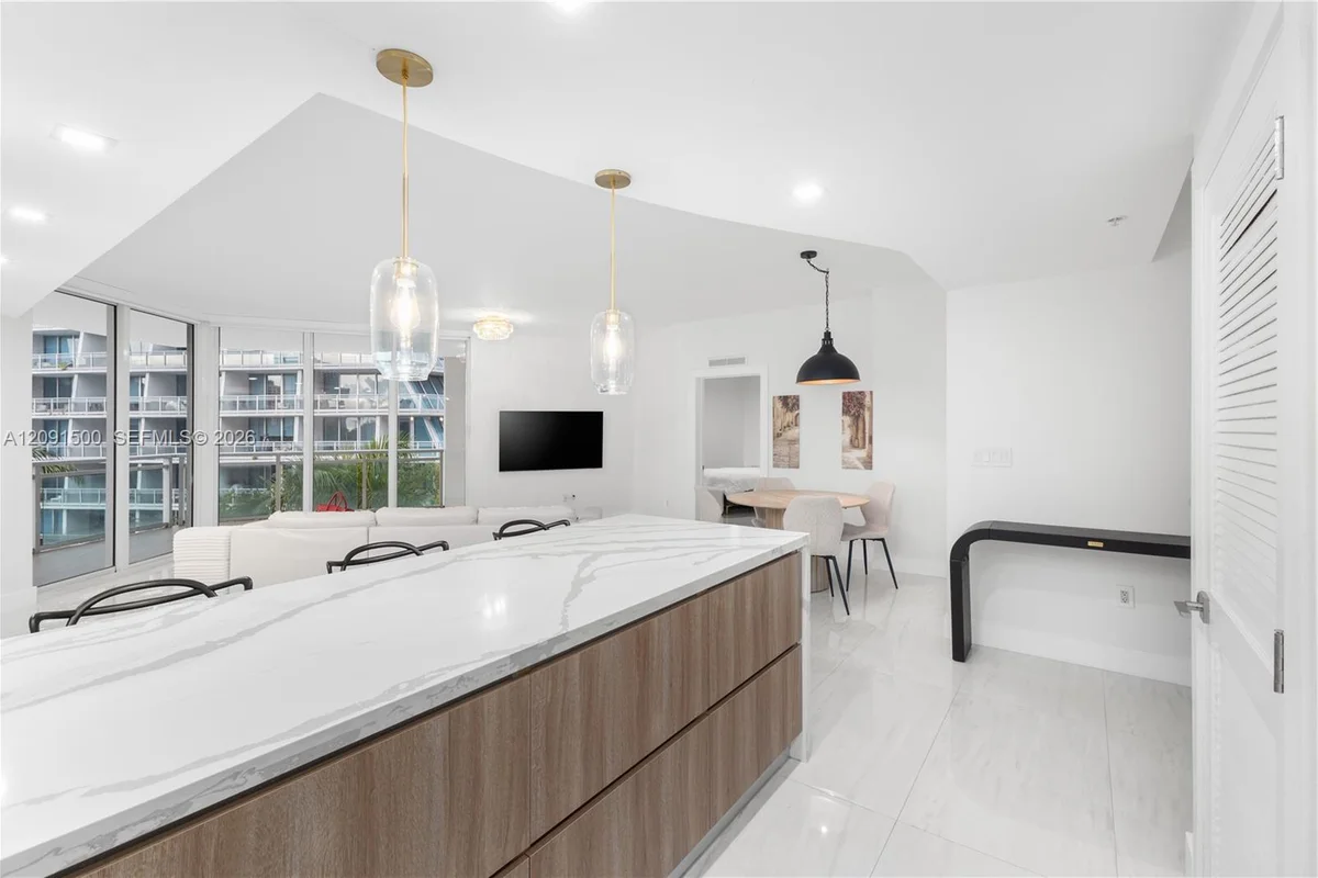 3000 NE 188th St #402, Aventura: photo 1 of 21