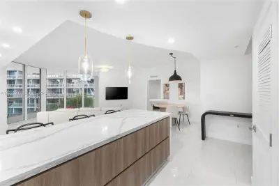3000 NE 188th St #402, Aventura: photo 1 of 21