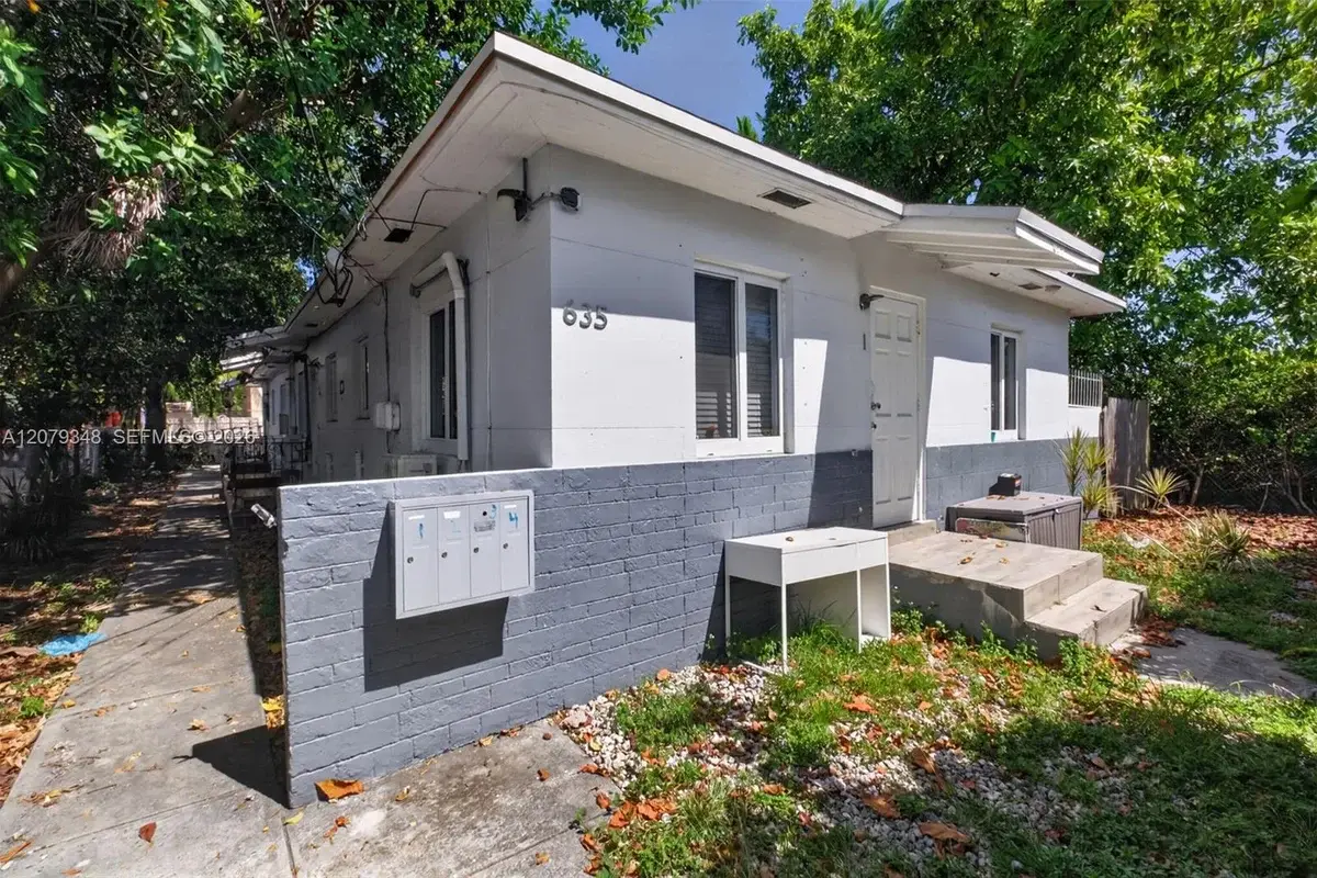 635 SW 16th Ave #2, Miami: photo 1 of 10