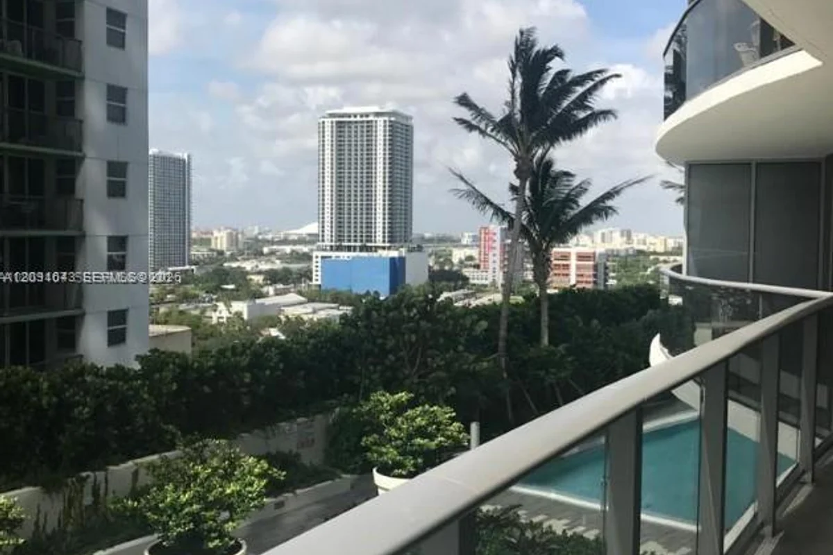 488 NE 18th St #1504, Miami: photo 1 of 17