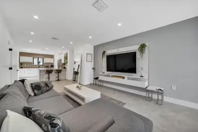 315 NW 40th St, Miami: photo 1 of 15