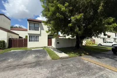 9764 NW 4th Ln, Miami: photo 1 of 5