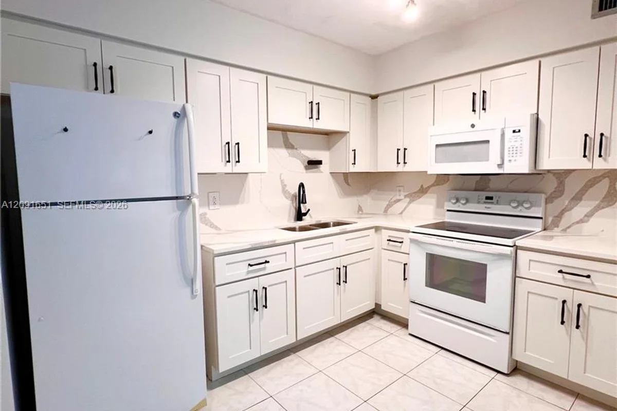 260 NW 19th St #27, Boca Raton: photo 1 of 18