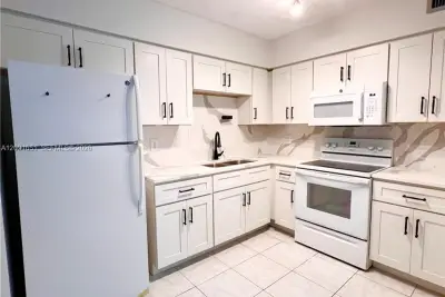 260 NW 19th St #27, Boca Raton: photo 1 of 18