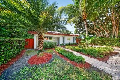 160 NE 86th St, El Portal: photo 1 of 26