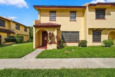 Townhouse in Lauderdale Lakes: photo 1 of 33