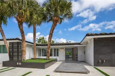 20501 NE 22nd Pl, Miami: photo 1 of 39