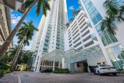 31 SE 5th St #409, Miami: photo 1 of 24