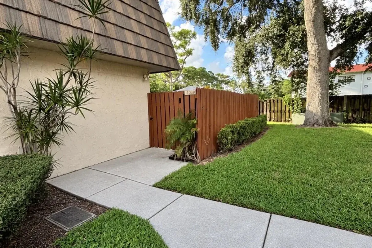 4039 Palm Bay Cir #B, West Palm Beach: photo 1 of 33